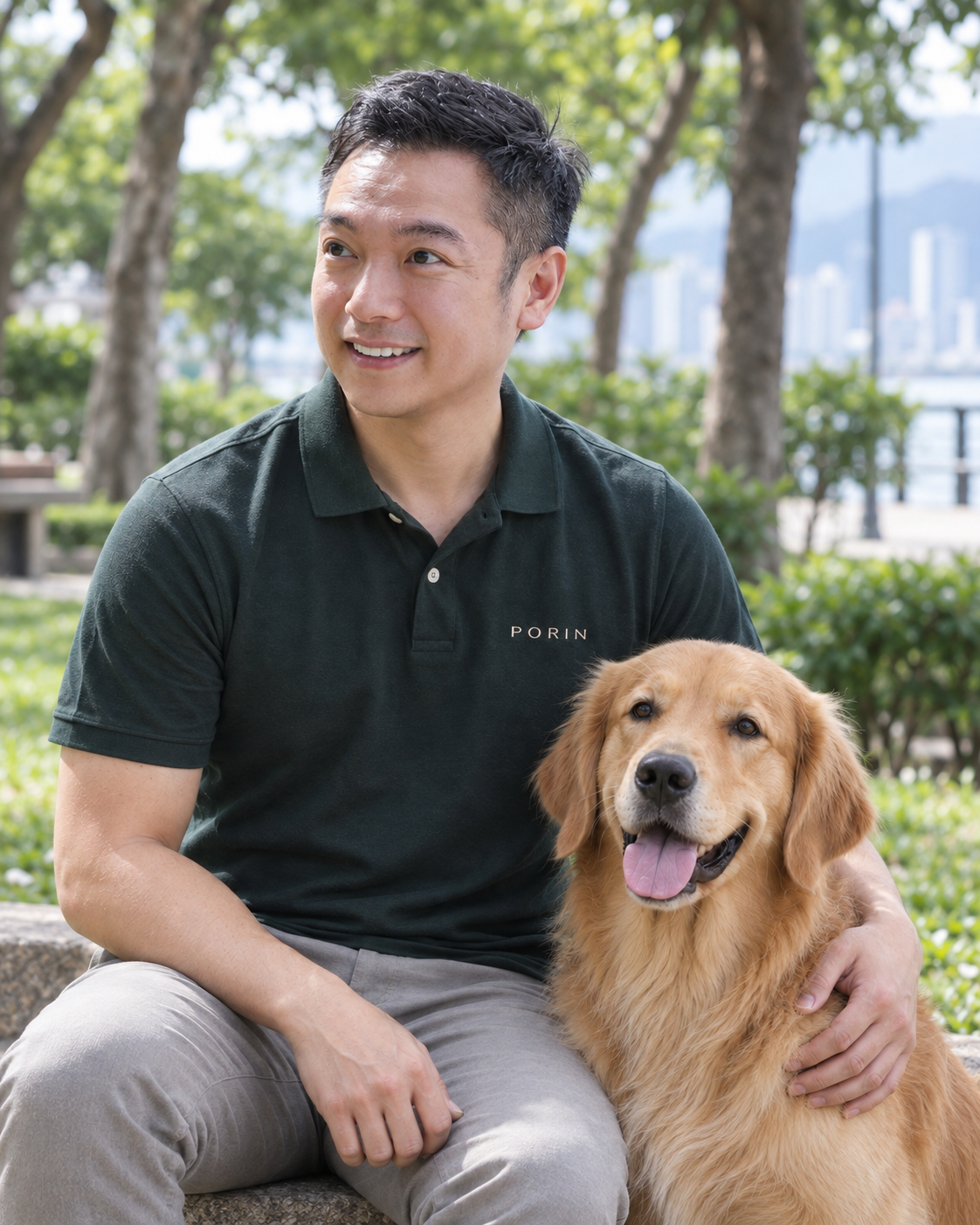 Sonic Sir 與狗狗互動的專業形象情境圖